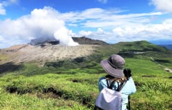 火山灰与杜鹃花：探索九州火山地貌中的蓬勃生机