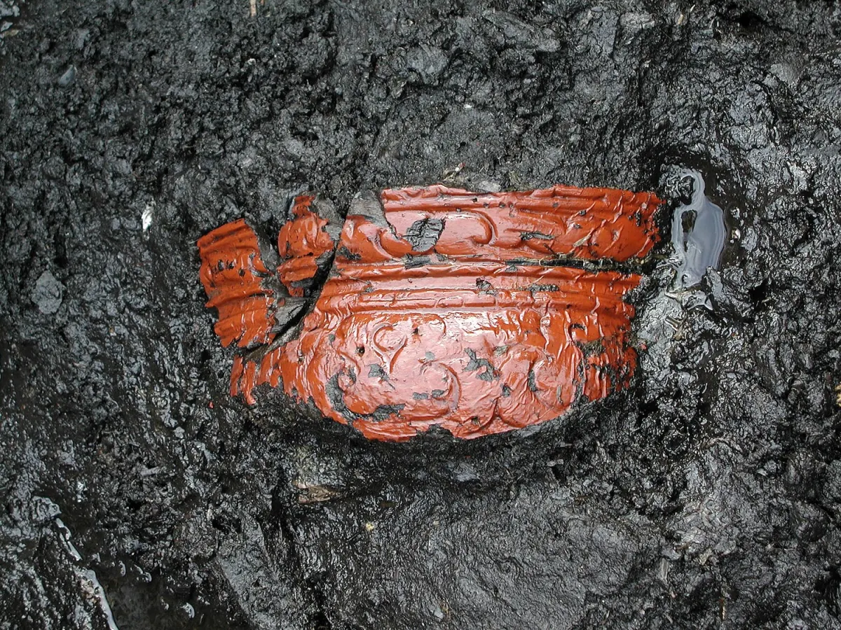 是川石器時代遺跡 木胎漆器出土状況