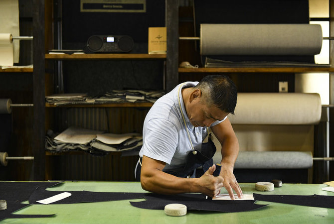 在日本牛仔布的起源之地——冈山县儿岛缝制独属自己的靛蓝色牛仔裤