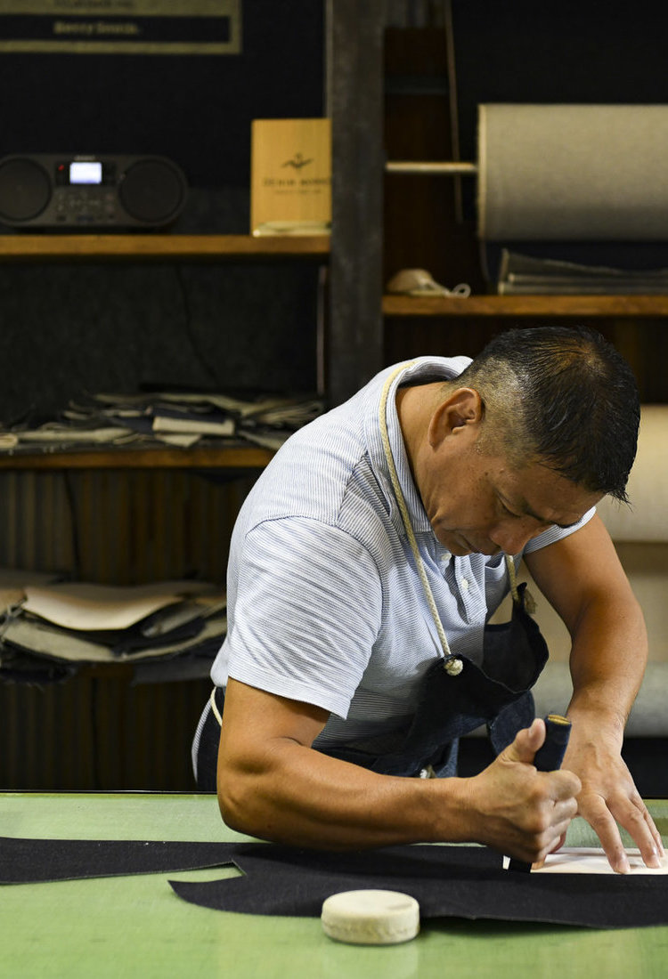 在日本牛仔布的起源之地——冈山县儿岛缝制独属自己的靛蓝色牛仔裤