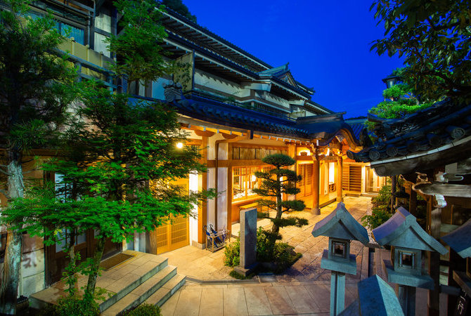 在奈良的寺庙体验宿坊的宁静感受　　　　　　　　　　　　　　　　　　　　　　浸入式体验日本文化，被巍峨群山中的佛塔所环绕，感受心灵的宁静和升华。