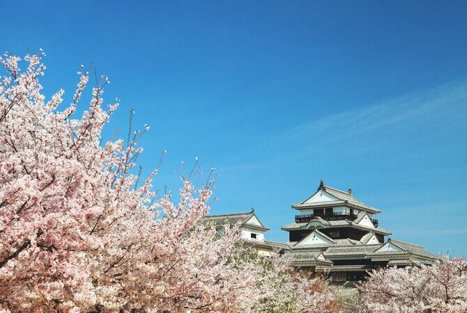 松山探秘：现代复古设计邂逅艺术与历史　　　　　　　　　　　　　　　　　　　　　　　　　　　　探访纯正的日本古城，欣赏东西方艺术瑰宝